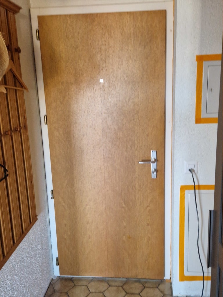 Porte abimée et griffée