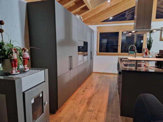 Résultat final d’une rénovation de cuisine avec covering gris mat